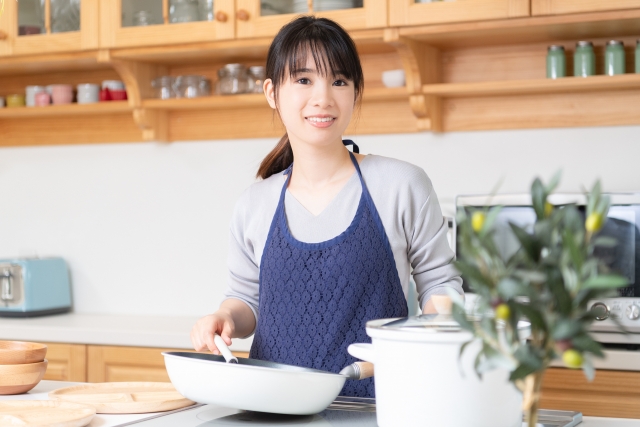料理をする女性